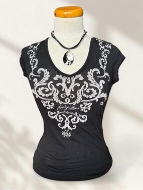 Apple Bottoms Black Short-Sleeve V-Neck Top with White Ornate Graphic